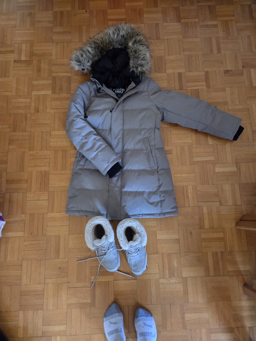 Women Aritzia Tna Taupe Puffer Coat Size Medium And Uggs Boots Size 9